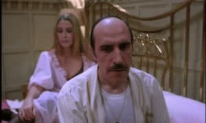 Escena de plano secuencia en la película "Soñando en 35 mm." con personajes en una habitación.