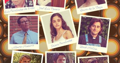 Retrato familiar en estilo vintage con varias generaciones y estilos diversos.