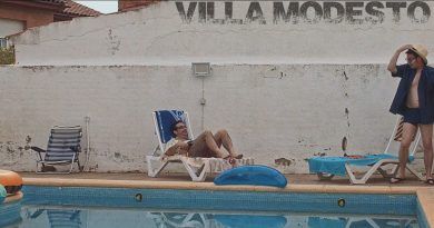 Imagen de dos personas disfrutando en una piscina con estilo retro.