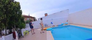 Amigos disfrutando de una tarde de rodaje en la piscina con cámara 35 mm.
