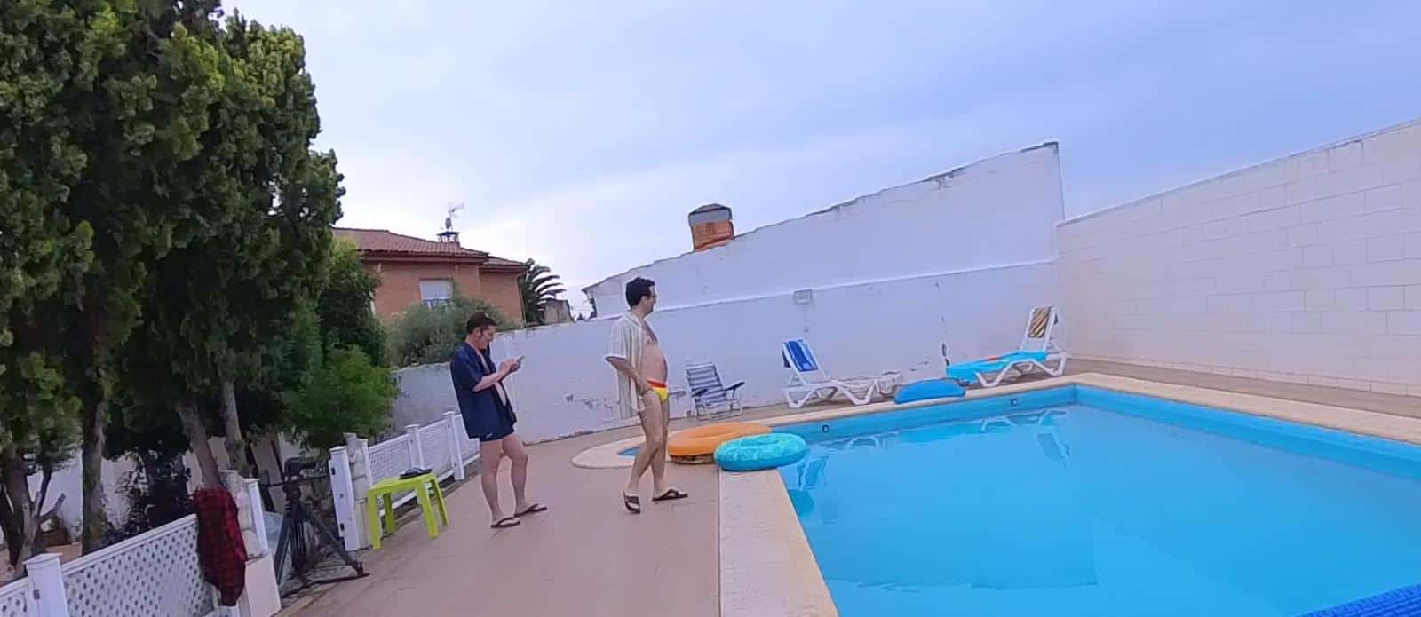 Amigos disfrutando de una tarde de rodaje en la piscina con cámara 35 mm.