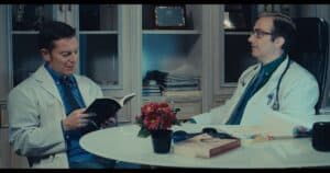 Escena de dos médicos conversando en una oficina, representando la temática cinematográfica y artíst.