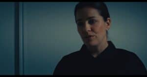 Imagen de una mujer en un ambiente oscuro, evocando la atmósfera de una película clásica.