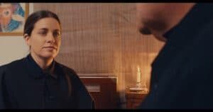 Escena de una mujer en un set de filmación con ambiente cinematográfico.