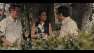Escena de tres personas conversando en un parque, evocando nostalgia y esperanza.