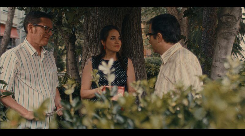 Escena de tres personas conversando en un parque, evocando nostalgia y esperanza.
