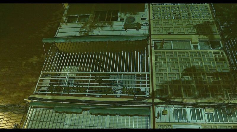 Árboles y edificios en una noche urbana iluminada.