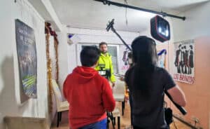 Escena de filmación de cortometraje navideño en un set profesional.