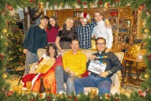 Celebración navideña con familia en un ambiente cálido y festivo.