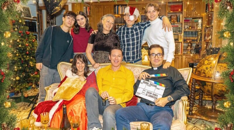 Celebración navideña con familia en un ambiente cálido y festivo.