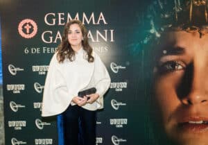 Imagen de una mujer en la alfombra roja del pre-estreno de GEMMA GALGANI en Madrid.