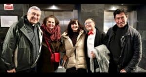 Escena de un grupo de personas en evento de cine, sonriendo y disfrutando.