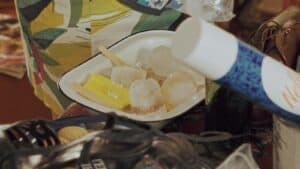 Escena artística con hielo y objetos vintage en estilo cinematográfico.