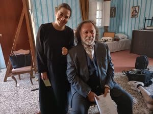 Escena de cine con dos personas en un ambiente vintage y artístico.