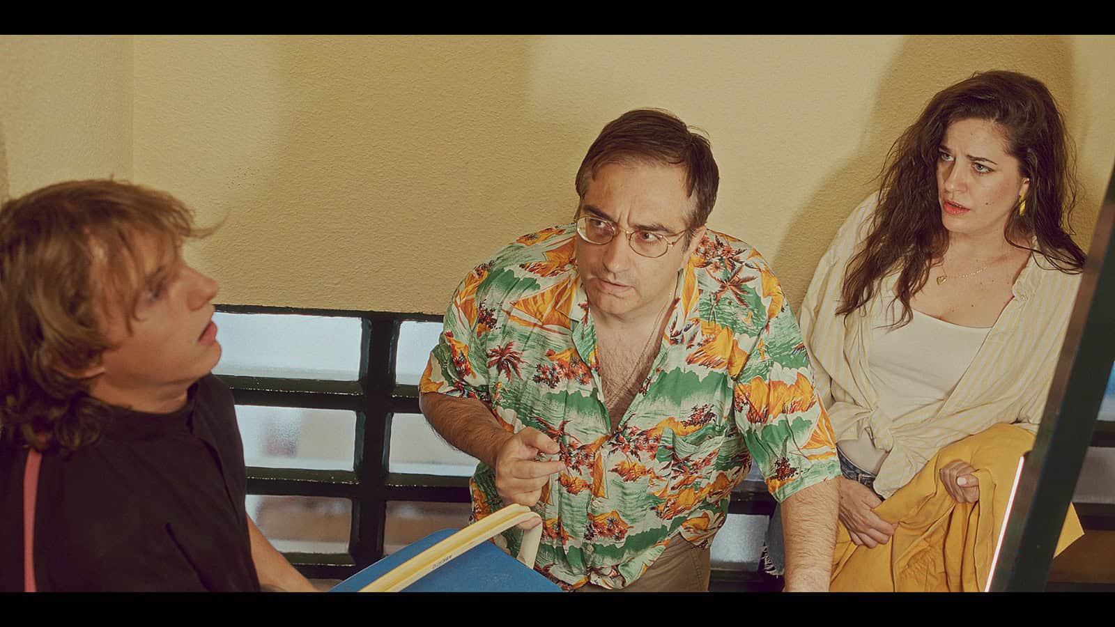[Ana, Luis José y Juanma en la escalera]